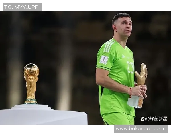 马丁内斯的传奇旅程：从足球新星到世界级教练的蜕变与荣耀