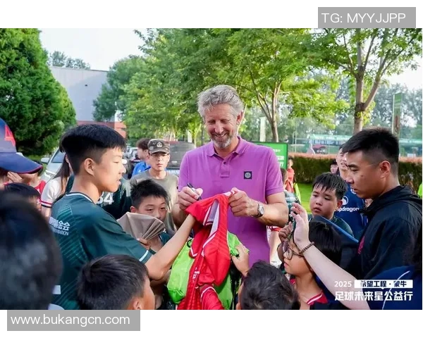 哈维西蒙斯崭露头角引发足球界热议未来潜力无限 哈维西蒙斯崭露头角引发足球界热议未来潜力无限